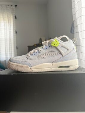 Jordan Spizike Low Grade School' "Photon Dust/Volt/Sail" Shoe